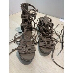 Breckelles Sz 7.5 DG23 Faux Suede Knotted Peep Toe Gladiator Flat Sandals Tan